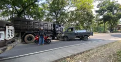 Kondisi lalu lintas di sekitar terjadinya kecelakaan di di Kampung Cibogo, Desa Citatah, Kecamatan Cipatat, Kabupaten Bandung Barat (KBB), Selasa 23 Desember 2025. (Sumber: Poskota/Gatot Poedji Utomo)