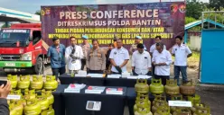Wadirreskrimsus Polda Banten AKBP Bronto Budiyono dalam konferensi pres kasus dugaan pengisian tabung gas LPG. (Sumber: Istimewa)