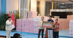 Kejagung RI menyerahkan uang hasil penyelamatan keuangan negara dan penagihan denda administratif dengan total nilai mencapai Rp6,6 triliun, Jakarta Selatan, Rabu, 24 Desember 2025. (Sumber: Poskota/Ali Mansur)