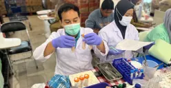 Pemkot Jakarta Barat melakukan uji sampel makanan di Hypermart Puri Indah, Kembangan, Jakarta Barat, Selasa, 23 Desember 2025. (Sumber: Poskota/Pandi Ramedhan)