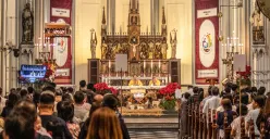 Jemaat Katolik melaksanakan Misa malam Natal di Gereja Katedral, Jakarta, Rabu, 24 Desember 2025. (Sumber: Poskota)