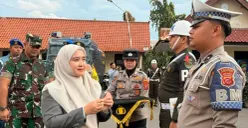 Wakil Wali Kota Cirebon, Siti Farida Rosmawati di Lapangan Mako Polres Cirebon Kota, Jumat, 19 Desember 2025. (Sumber: Dok. Pemkot Cirebon)
