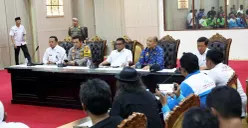 Gubernur Banten, Andra Soni (tengah), menerima perwakilan buruh sebelum mengumumkan penetapan UMP Banten 2026. (Sumber: Dok. Kominfo Pemprov Banten)