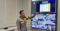 Kapolres Bogor, AKBP Wikha Ardilestanto menunjukkan data kendaraan keluar-masuk Jalur Puncak saat Nataru. (Sumber: Poskota/Giffar Rivana)