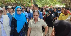 Wakil Mentri Pariwisata dan jajarannya saat meninjau kesiapan wisata di objek wisata Pantai Pasir Putih Carita, Pandeglang. (Sumber: Poskota/Samsul Fatoni)