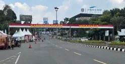Polisi terapkan sistem one way dari arah Puncak menuju Jakarta selama empat jam kedepan. (Sumber: Poskota/Giffar Rivana)