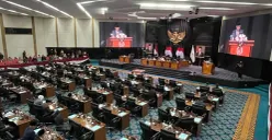 Rapat Paripurna DPRD DKI Jakarta meloloskan 4 Raperda, Selasa, 23 Desember 2025. (Sumber: Poskota/Pandi Ramedhan)