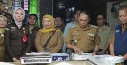 Walikota Cimahi, Ngatiyana (tengah), turun langsung ke pasar tradisional memeriksa stok dan harga kebutuhan pokok. (Sumber: Poskota/Gatot Poedji Utomo)