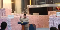 Presiden Republik Indonesia Prabowo Subianto memberikan sambutan dalam kegiatan kegiatan Penyerahan Hasil Penyelamatan Keuangan Negara di Kantor Kejaksaan Agung, Jakarta Selatan, Rabu, 24 November 2025. (Sumber: Poskota/Ali Mansur)