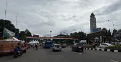 Sejumlah kendaraan memasuki Jalur Puncak via Gadog, Cibinong, Kabupaten Bogor, Rabu, 24 Desember 2025. (Sumber: Poskota/Giffar Rivana)