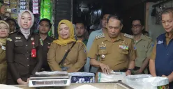 Walikota Cimahi, Ngatiyana (tengah), turun langsung ke pasar tradisional memeriksa stok dan harga kebutuhan pokok. (Sumber: Poskota | Foto: Gatot Poedji Utomo)