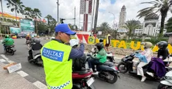 Supeltas mengatur lalu lintas di kawasan Gadog, Puncak, Kabupaten Bogor. (Sumber: Poskota/Giffar Rivana)