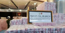 Penampakan tumpukan uang hasil penyelamatan keuangan negara oleh Satgas Penertiban Kawasan Hutan di halaman Gedung Bundar, Kejaksaan Agung, Jakarta Selatan, Rabu, 24 Desember 2025. (Sumber: POSKOTA | Foto: Ali Mansur)