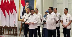 Gubernur Jakarta Pramono Anung saat menyampaikan pernyataan kepada awak media di Balai Kota DKI Jakarta, Rabu, 23 Desember 2025. (Sumber: Poskota/M. Tegar Jihad)