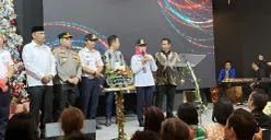 Wali Kota Jakarta Barat, Iin Mutmainnah, saat memberikan sambutan kepada jemaat Gereja Bethany di Mal Season City, Tambora, Jakarta Barat, Rabu malam, 24 Desember 2025. (Sumber: POSKOTA | Foto: Pandi Ramedhan)