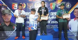 Atlet Kota Depok menerima medali emas dalam kejuaran level provinsi Jawa Barat. (Sumber: Dok. Koni Kota Depok)