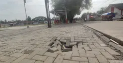 Bangunan alun-alun Pagelaran, Pandeglang, Banten rusak lagi setelah beberapa pekan selesai dikerjakan. (Sumber: Poskota/Samsul Fatoni)