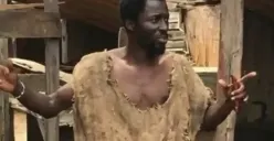 Ebo Noah, pria asal Ghana yang mengklaim menerima wahyu ilahi, menunjukkan proyek bahtera kayu yang ia sebut sebagai persiapan menghadapi banjir global. (Sumber: Instagram)