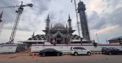 Masjid Raya Nurul Wathon di Pakansari, Cibinong, Kabupaten Bogor bakal beroperasi Jumat 26 Desember 2025. (Sumber: Poskota/Giffar Rivana)