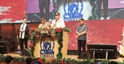 Wali Kota Bekasi, Tri Adhianto meninjau perayaan Natal di Gereja Tiberias, Margahayu, Bekasi Timur, Kamis, 25 Desember 2025. (Sumber: Poskota/Nurpini Aulia Rapika)