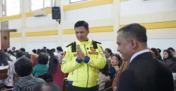 Kapolres Cimahi AKBP Niko N. Adi Putra, turun langsung melakukan pengamanan gereja, Kamis 25 Desember 2025. (Sumber: Poskota | Foto: Gatot Poedji Utomo)