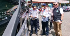 Petugas Dishub memeriksa kelaikan kendaraan di kawasan wisata Lembang, Kabupaten Bandung Barat, Kamis 25 Desember 2025. (Sumber: Poskota/Gatot Poedji Utomo)