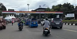 Sejumlah kendaraan melintas di jalur Puncak via Gadog jelang libur tahun baru 2025/2026. (Sumber: POSKOTA | Foto: Giffar Rivana)