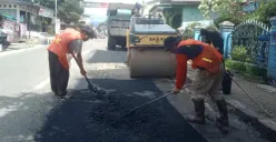 Sejumlah petugas dari UPT PJJ Lebak pada DPUPR Banten, saat melakukan penanganan jalan rusak. (Sumber: UPT PJJ Lebak)