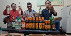 Kanit Reskrim Polsek Cinere, Iptu Firman bersama Panit Riksa dan anggota Polsek Cinere menyita barang bukti ratusan botol miras berbagai merek hasil operasi pemberantasan penjualan Miras. (Sumber: Poskota/Angga Pahlevi)