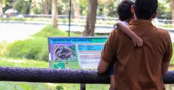 Masyarakat menikmati libur Natal dan Tahun Baru dengan mengunjungi Taman Marga Satwa Ragunan, Jakarta, pada Kamis, 25 Desember 2025. (Sumber: Poskota | Foto: Dhiya Ahmad)