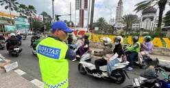 Supeltas mengantur lalu lintas di wilayah Gadog, Puncak, dalam Operasi Lilin Lodaya, Kamis, 25 Desember 2025. (Sumber: Poskota/Giffar Rivana)