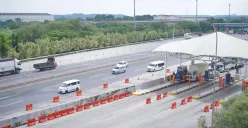 Pantauan arus lalu lintas kendaraan di Gerbang Tol (GT) Cikatama yang bergerak menuju arah Timur Trans Jawa. (Sumber: PT Jasamarga Transjawa Tol)