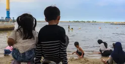 Kawasan Taman Impian Jaya Ancol, Jakarta, dipadati pengunjung yang menghabiskan libur panjang Natal dan Tahun Baru, Jumat, 26 Desember 2025. (Sumber: Poskota | Foto: Dhiya Ahmad Fauzan/M2)