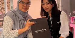 Tim Astara Studio bersama klien usai penandatanganan kerja sama desain, menegaskan komitmen menghadirkan desain berkualitas sesuai kebutuhan dan anggaran. (Sumber: Istimewa)