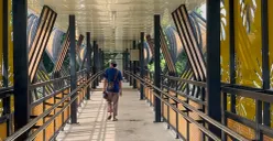 Seorang warga sedang menyebrang di JPO Kyai Tapa yang berada di kawasan Grogol Petamburan, Jakarta Barat pada Jumat, 26 Desember 2025. (Sumber: Poskota/Pandi Ramedhan)