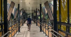 Penampakan JPO Kyai Tapa, Grogol Petamburan, Jakarta Barat, yang sudah selesai proses renovasi dan sudah bisa dinikmati masyarakat, Jumat, 26 Desember 2025. (Sumber: Poskota | Foto: Pandi Ramedhan)