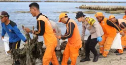 Polres Kepulauan Seribu menggelar kerja bakti membersihkan pesisir Pantai Sakura, Pulau Untung Jawa, Jumat, 26 Desember 2025. (Sumber: Dok. Istimewa)