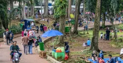 Pengunjung melihat satwa ketika berwisata di Taman Margasatwa Ragunan, Jakarta. (Sumber: Poskota/Dhiya Ahmad Fauzan)