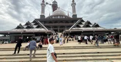 Kemegahan Masjid Nurul Wathon yang mulai beroperasi pada Jumat, 26 Desember 2025. (Sumber: Poskota | Foto: Giffar Rivana)