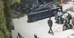 Komplotan curanmor bersenjata api beraksi di depan pasar modern Ranch Market kawasan Kembangan, Jakarta Barat. (Sumber: Istimewa)