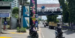 Suasana di lokasi pencurian sepeda motor di kawasan Kembangan, Jakarta Barat, yang pelakunya membawa senjata, Jumat, 26 Desember 2025. (Sumber: Poskota/Pandi Ramedhan)