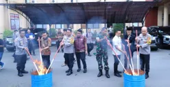 Kapolda Banten Irjen Pol Hengki (kanan) memusnahkan barang bukti narkoba. (Sumber: Dok. Bidhumas Polda Banten)
