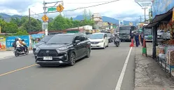 Kendaraan melaju dari arah Puncak menuju Jakarta saat penerapan one way pada Jumat sore, 26 Desember 2025. (Sumber: Poskota/Giffar Rivana)