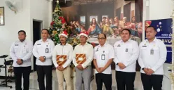 Kepala Lapas Kelas IIA Cikarang, Urip Dharma Yoga, bersama jajarannya secara simbolis memberikan surat keputusan remisi kepada perwakilan narapidana dalam rangka Natal 2025. (Sumber: Istimewa)