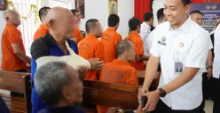 Karutan Depok Agung menyalami warga binaan beragama nasrani yang mendapat remisi Natal tahun 2025 ini. (Sumber: Istimewa)