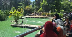 Pengunjung Taman Margasatwa Ragunan, Pasar Minggu, Jakarta Selatan, Jumat, 26 Desember 2025. (Sumber: Poskota/Angga Pahlevi)