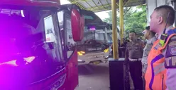 Kanit Lantas Polsek Cimanggis, Iptu Sucipto meninjau bus di Terminal Jati Jajar, Tapos, Kota Depok. (Sumber: Dok. Polsek Cimanggis)