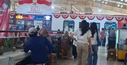 Pengunjung membuat SIM di Satpas Pembantu 1221 Cinere, Kota Depok, saat hari Libur Nataru 2026. (Sumber: Poskota/Angga Pahlevi)