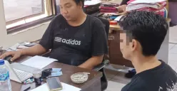 Terduga pelaku penggelapan motor saat menjalani pemeriksaan di Mapolsek Cikande. (Sumber: Istimewa)