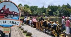 Wisatawan menikmati wahana Kereta Danau di Floating Market Lembang, Kabupaten Bandung Barat, Sabtu, 27 Desember 2025. (Sumber: Poskota/Gatot Poedji Utomo)